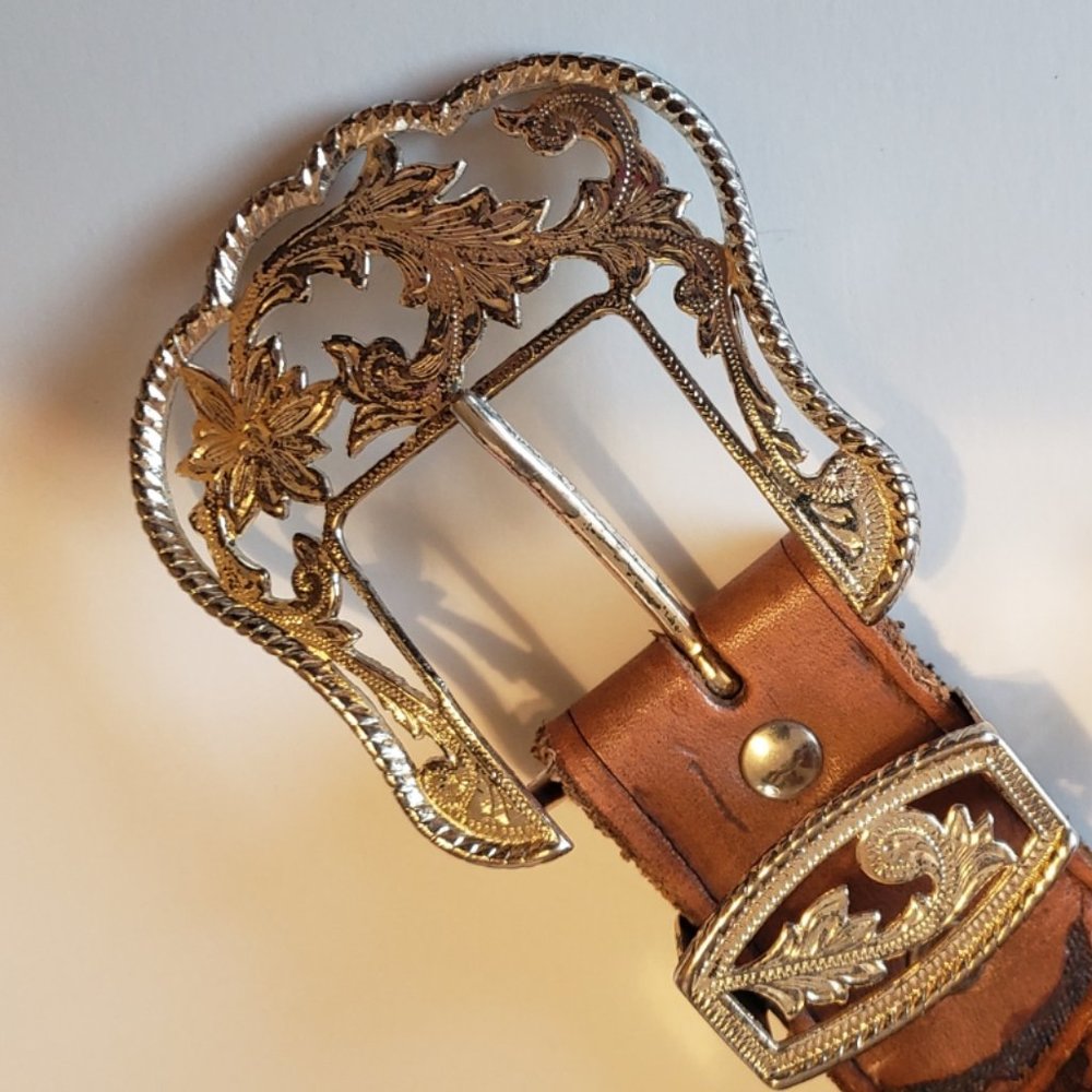 Retro/Vintage Leather belt approx 36 in western carved design metal buckle